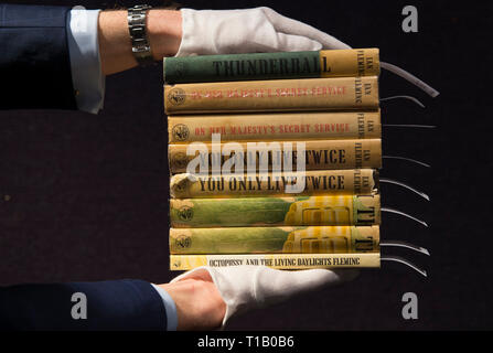 Bonhams, Knightsbridge, London, UK. 25 mars, 2019. Bonhams beaux-livres, manuscrits, d'Atlas et de photographies historiques vente aperçu. Première édition rare books y compris Thunderball, 1961 ; Au Service Secret de Sa Majesté, 1963 ; on ne vit que deux fois, 1964 ; l'Homme au pistolet d'or, 1965 ; Octopussy et The Living Daylights, 1962 sera en vente à Londres le 27 mars 2019. Credit : Malcolm Park/Alamy Live News. Banque D'Images