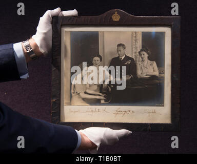 Bonhams, Knightsbridge, London, UK. 25 mars, 2019. Bonhams beaux-livres, manuscrits, d'Atlas et de photographies historiques vente aperçu. Une photographie portrait de George VI et de la famille avec la Princesse Margaret au piano avec une estimation de 800 € seront mis en vente à Londres le 27 mars 2019. Credit : Malcolm Park/Alamy Live News. Banque D'Images