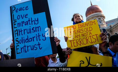 Kuala Lumpur, Kuala Lumpur, Malaisie. Mar 23, 2019. Mugad Ibrahim, 3 ans garçon vu tenant une pancarte message symbolique qu'il prend part au cours de la manifestation.malaisiens de différentes races et religions se rassemblent pour un rassemblement en faveur de la paix en solidarité avec les victimes de la mosquée 1 massacre à Christchurch, Nouvelle-Zélande qui a coûté 50 vit. Credit : Syaiful Redzuan Md Noor Images/SOPA/ZUMA/Alamy Fil Live News Banque D'Images