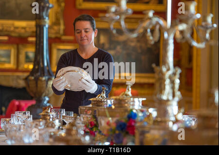 Apsley House, Londres, Royaume-Uni. 25 mars, 2019. "Les jeunes en Inde Wellington' exposition explore les premières années et donnent un aperçu de l'homme connu mondialement comme le premier Duc de Wellington, qui plus tard Bonaparte défait à Waterloo en 1815. L'exposition est présentée du 30 mars au 3 novembre 2019. Image : Le Service de table Deccan exposés concernant l'affichage sur une table de banquet dans l'impressionnante galerie de Waterloo. Credit : Malcolm Park/Alamy Live News. Banque D'Images