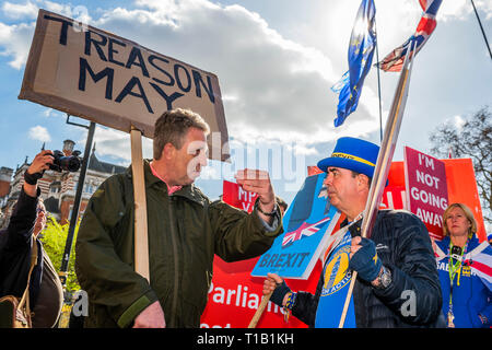 Londres, Royaume-Uni. 25 Mar 2019. Dans une brève accalmie, Steve Bray entretient avec un brexiteer à propos de membres de la famille qui ont servi dans les forces de teh - congé désigne le congé et SODEM, pro UE, les manifestants continuent à présenter leurs arguments, côte à côte, à l'extérieur du Parlement après un week-end qui a vu peu de progrès sur toute entente. Crédit : Guy Bell/Alamy Live News Banque D'Images