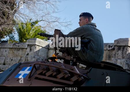 Athènes, Grèce. Mar 25, 2019. Membre de l'armée grecque vu assis sur le dessus d'un véhicule blindé avant le défilé militaire pour commémorer la Journée nationale d'Athènes. Credit : Giorgos Zachos SOPA/Images/ZUMA/Alamy Fil Live News Banque D'Images