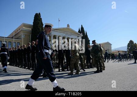 Athènes, Grèce. Mar 25, 2019. Un marin de la marine grecque vu en passant devant des membres des forces spéciales de la marine grecque de la préparation de la parade militaire à Athènes. Credit : Giorgos Zachos SOPA/Images/ZUMA/Alamy Fil Live News Banque D'Images