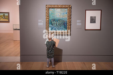 La Tate Britain, Londres, Royaume-Uni. 25 mars, 2019. L'EY : exposition Van Gogh et la Grande-Bretagne, la première exposition de prendre un nouveau regard sur l'artiste à travers sa relation avec la Grande-Bretagne à explorer comment Van Gogh a été inspiré par l'art britannique, littérature et culture tout au long de sa carrière et comment il a à son tour inspiré les artistes britanniques, de Sickert à Francis Bacon et rassemble le plus grand groupe de Van Gogh peintures illustré au R-U pendant presque une décennie. Image : enfant attire la cour de la prison, 1890. Van Gogh. Pouchkine le Museum of Fine Arts, Moscou. Credit : Malcolm Park/Alamy Live News. Banque D'Images