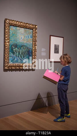 La Tate Britain, Londres, Royaume-Uni. 25 mars, 2019. L'EY : exposition Van Gogh et la Grande-Bretagne, la première exposition de prendre un nouveau regard sur l'artiste à travers sa relation avec la Grande-Bretagne à explorer comment Van Gogh a été inspiré par l'art britannique, littérature et culture tout au long de sa carrière et comment il a à son tour inspiré les artistes britanniques, de Sickert à Francis Bacon et rassemble le plus grand groupe de Van Gogh peintures illustré au R-U pendant presque une décennie. Image : enfant attire la cour de la prison, 1890. Van Gogh. Pouchkine le Museum of Fine Arts, Moscou. Credit : Malcolm Park/Alamy Live News. Banque D'Images