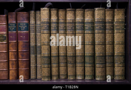 Bonhams, Knightsbridge, London, UK. 25 mars, 2019. Bonhams beaux-livres, manuscrits, d'Atlas et de photographies historiques vente aperçu. Première édition rare books seront mis en vente à Londres le 27 mars 2019. Credit : Malcolm Park/Alamy Live News. Banque D'Images