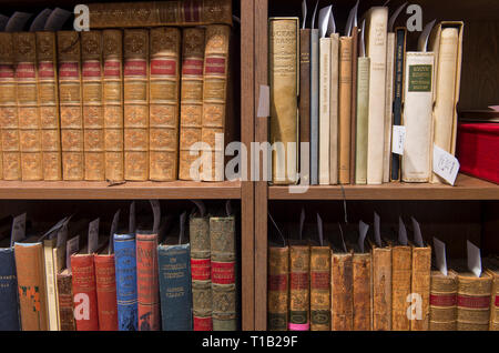 Bonhams, Knightsbridge, London, UK. 25 mars, 2019. Bonhams beaux-livres, manuscrits, d'Atlas et de photographies historiques vente aperçu. Première édition rare books seront mis en vente à Londres le 27 mars 2019. Credit : Malcolm Park/Alamy Live News. Banque D'Images