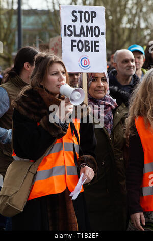 Amsterdam, Pays-Bas. Mar 23, 2019. Un manifestant holding a placard vu debout à côté d'une femme chantant des slogans sur un mégaphone pendant la manifestation.En réponse à des élections locales dans les Pays-Bas où le parti de droite, le Forum pour la démocratie, dirigée par Thierry Henri Philippe Baudet a pris une grande partie de la voix, 10 000 personnes ont participé à la marche contre le racisme afin de mieux faire prendre conscience de la situation politique actuelle. Baudet's party a causé la controverse parmi le peuple néerlandais en raison de l'aile droite du Baudet idéaux et vues. (Crédit Image : © Marcus Valance/SOPA Banque D'Images