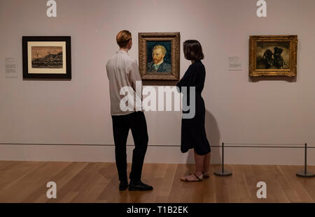Londres, Royaume-Uni. Mar 25, 2019. Les gens regardent la toile de l'artiste Vincent van Gogh lors de l'aperçu de l'exposition Van Gogh et la Grande-Bretagne à la Tate Britain à Londres, Angleterre le 25 mars 2019. L'exposition sera ouverte du 27 mars au 11 août. Credit : Han Yan/Xinhua/Alamy Live News Banque D'Images