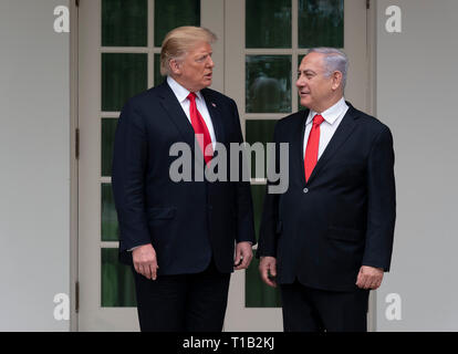 Washington, USA. 25 Mar 2019. Le Président des Etats-Unis, Donald J. Trump s'entretient avec le Premier Ministre israélien, Benjamin Netanyahu avant de tenir une réunion à la Maison Blanche à Washington, DC, le 25 mars 2019. Crédit : Chris Kleponis/CNP | conditions dans le monde entier : dpa Crédit photo alliance/Alamy Live News Crédit : afp/Alamy Live News Banque D'Images