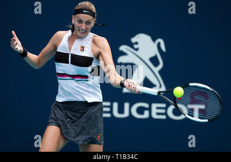 Miami Gardens, Florida, USA. Mar 25, 2019. Petra Kvitova, de la République tchèque, frappe un coup contre Caroline Garcia, de la France, au cours d'un quatrième tour de l'Open de Miami 2019 présenté par le tournoi de tennis professionnel Itau, joué au Hardrock Stadium de Miami Gardens, Florida, USA. Crédit : Mario Houben/CSM/Alamy Live News Banque D'Images