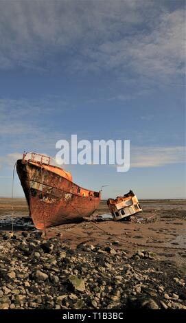 Rampside, Cumbria UK. 25 mars 2019. Météo britannique. Soleil du printemps et ciel bleu de Rampside. Vue vers le chalutier abandonné "Vita Nova" sur la côte de Cumbria. Photo : Alamy/greenburn Live News Banque D'Images