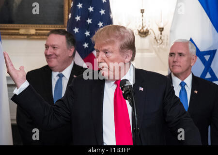 Washington, DC, USA. Mar 25, 2019. Le président américain, Donald J. Trump (C) prononce une allocution, flanqué par le secrétaire d'Etat américain Mike Pompeo (L) et le Vice-président américain Mike Pence (R), tout en accueillant le Premier ministre israélien Benjamin Netanyahu (invisible) dans la salle de réception diplomatique de la Maison Blanche à Washington, DC, USA, 25 mars 2019. Trump a signé une ordonnance de reconnaissance des hauteurs du Golan comme territoire israélien. Crédit : Michael Reynolds/Piscine via CNP | Conditions de crédit dans le monde entier : dpa/Alamy Live News Banque D'Images