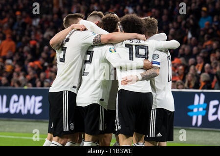 Les joueurs allemands Ikkay cheer sur l'objectif à 3 : 2 pour l'Allemagne, la jubilation, encourager, applaudir, joie, Cheers, célébrer, goaljubel, la moitié de la figure, la moitié de la figure, jubilationtraube Laenderspiel, football, championnat d'Europe qualificatif, Groupe C, Pays-Bas (NED) - Allemagne (GER) 2 : 3, le 24.03.2019 à la Johan Cruyff Arena à Amsterdam/Pays-Bas. # #  DFB/UEFA règlement interdit toute utilisation des photographies comme des séquences d'images et/ou quasi-vidéo # #  € | dans le monde d'utilisation Banque D'Images