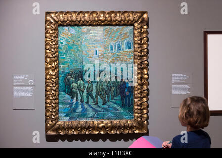 Londres, Royaume-Uni. 25 mars 2019. Un élève de primaire Millbank Academy croquis 'La Cour de la prison", 1890, par Vincent Van Gogh. Aperçu de 'l'EY : Van Gogh et Grande-bretagne" exposition à la Tate Britain, la première exposition d'examiner le travail de Vincent Van Gogh à travers sa relation avec la Grande-Bretagne et la façon dont il a inspiré les artistes britanniques. Plus de 50 de ses oeuvres sont en exposition 27 Mars au 11 août 2019. Crédit : Stephen Chung/Alamy Live News Banque D'Images