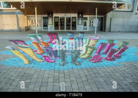 Madrid, Espagne. 25 Mar 2019. Peinture 3D de l'artiste néerlandais Leon Keer devant la porte de la Fundacion canal dans le nord de Madrid. L'artiste urbain, l'une des plus remarquables dans le domaine international, a fait une intervention éphémère avec son 3D peinture graffiti anamorphique. Son travail fait référence à différents publics qui bénéficient de l'activité de la Fondation. Cette intervention peut être envisagée pour plusieurs mois. Credit : Alberto Ramírez Sibaja/Alamy Live News Banque D'Images