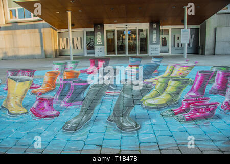 Madrid, Espagne. 25 Mar 2019. Peinture 3D de l'artiste néerlandais Leon Keer devant la porte de la Fundacion canal dans le nord de Madrid. L'artiste urbain, l'une des plus remarquables dans le domaine international, a fait une intervention éphémère avec son 3D peinture graffiti anamorphique. Son travail fait référence à différents publics qui bénéficient de l'activité de la Fondation. Cette intervention peut être envisagée pour plusieurs mois. Credit : Alberto Ramírez Sibaja/Alamy Live News Banque D'Images