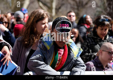 24 mars 2019 - New York, New York, États-Unis - Les partisans de Kirsten Gillibrand attendre son à New York City. (Crédit Image : © Preston Ehrler/Zuma sur le fil) Banque D'Images