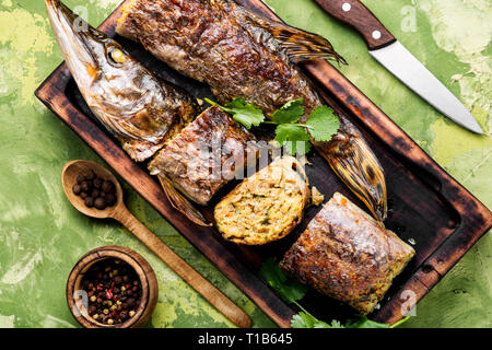 Le brochet farci aux champignons.Pike Banquet royalement.plat russe Banque D'Images