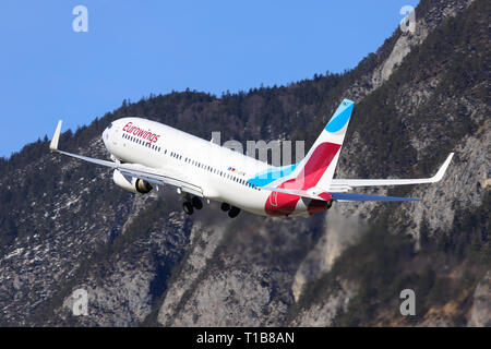 Autriche 4 Janvier, 2015 : Boeing 737 de Eurowings atterrissage à l'aéroport d'Innsbruck Banque D'Images