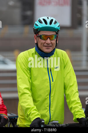 ALMATY, Kazakhstan - Mars 16, 2019 : portrait of a handsome mature homme non identifié qui en permanent sous forme de vélo au printemps dans le marathon Banque D'Images