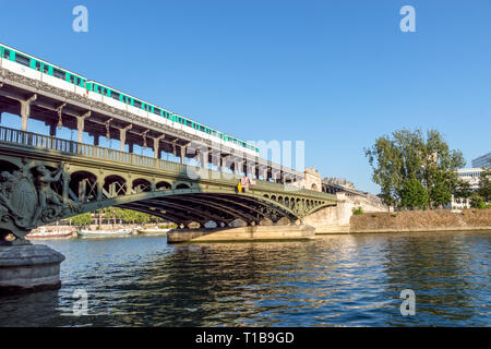 Métro aérien traversant le pont Bir Hakeim - Paris Banque D'Images