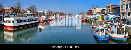 Vue panoramique de l'Alter Strom - ancien canal de Warnemünde (Mecklenburg-Vorpommern, Allemagne) Banque D'Images