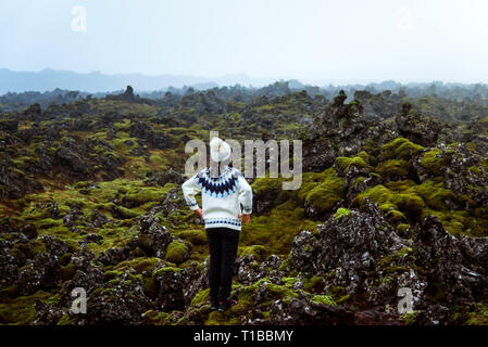 Woman paysage de lave en Islande Banque D'Images