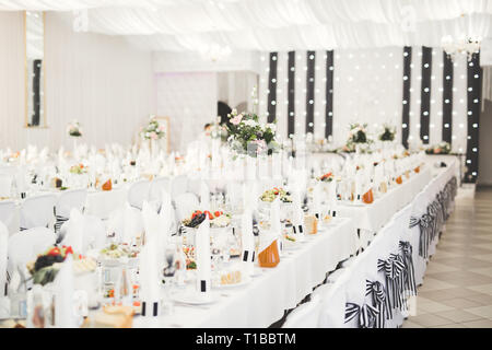 Intérieur d'un restaurant préparé pour la cérémonie du mariage. Banque D'Images