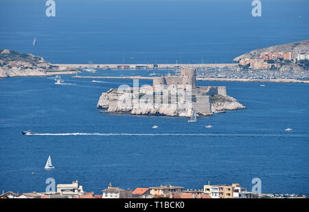 Vue sur Marseille et le port de plaisance avec la château d'If, la prison du château historique célèbre sur l'île dans la baie de Marseille, high angle view Banque D'Images