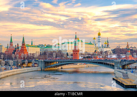 Matin ville paysage avec vue sur le Kremlin. Banque D'Images