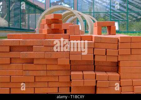 Pile de briques rouges pour renforcer la construction. Banque D'Images