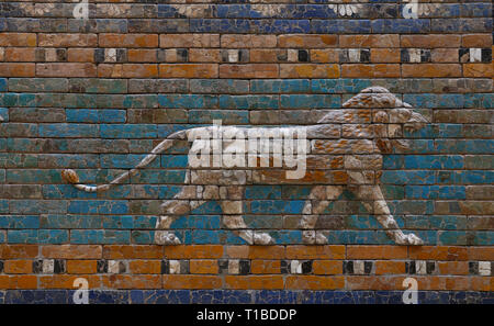 Close up belle armoire vitrée briques bas-relief, décoration sur les murs anciens de la porte d'Ishtar de Babylone avec des images de lions de Mésopotamie symbolisant Banque D'Images