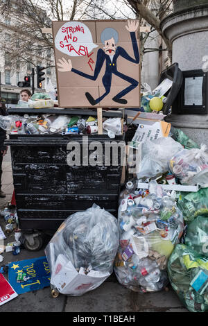Londres, Royaume-Uni, 23 mars 2019. Un million de manifestants contre mars Brexit et à l'appui d'un second référendum. Placard de Theresa peut dans une poubelle Banque D'Images