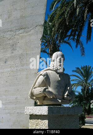 Miguel de Cervantes (1547-1616). L'écrivain espagnol. Auteur de Don Quichotte. Monument à Cervantes en hommage à son atterrissage à Denia après sa captivité à Alger, 1580. Denia, province d'Alicante, Communauté de Valence, Espagne. Banque D'Images