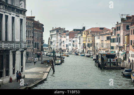 Vue d'un des canaux dans le quartier Cannaregio à Venise avec un vaporetto Banque D'Images