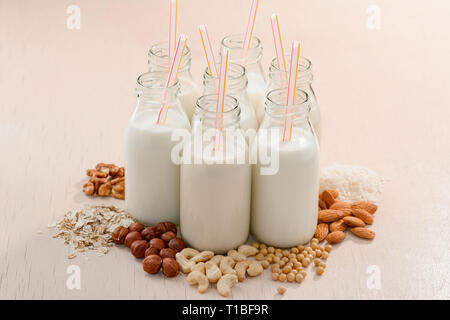 Des bouteilles de lait à base de plantes Banque D'Images