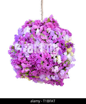 Forme sphérique mauve statice bouquet isolé sur fond blanc, beau design de forme sphérique de bouquet de fleurs suspendus pour décoratifs dans go Banque D'Images