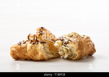 Brioche gourmande avec du chocolat et farci à la pistache sur une table en bois Banque D'Images