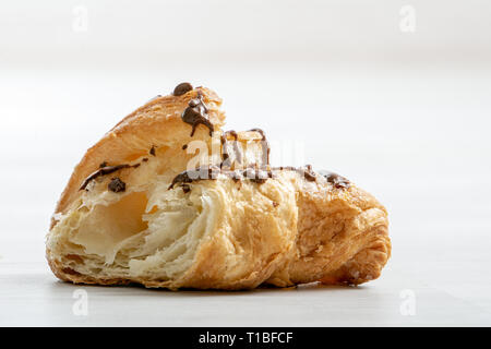 Brioche gourmande avec du chocolat et farci à la pistache sur une table en bois Banque D'Images