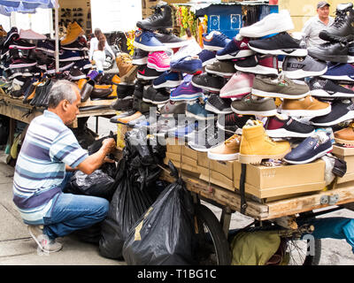 CALI, COLOMBIE - Février, 2019 : vendeur de chaussures à la rue du centre-ville de Cali Banque D'Images