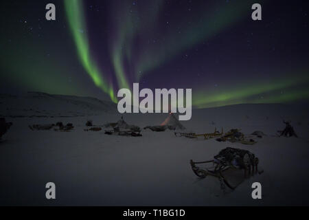 Nuit paysage d'hiver avec des luges, tente et aurores boréales dans le ciel. La péninsule de Yamal. La Russie Banque D'Images