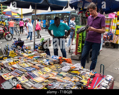 CALI, COLOMBIE - Février, 2019 : magasin de matériel de rue au centre-ville de Cali Banque D'Images