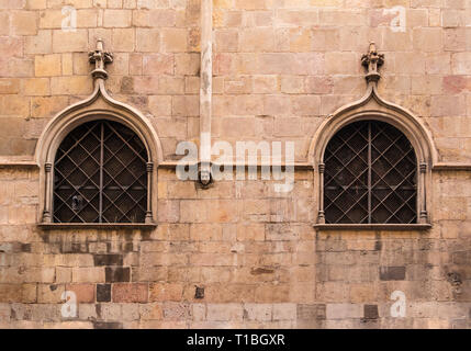 Deux fenêtres dans une rangée sur la façade de l'église de San Jaime Vue avant, Barcelone, Espagne Banque D'Images