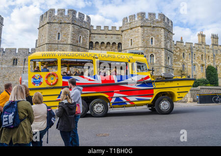 Un véhicule amphibie Windsor Duck Tours durs passé le château de Windsor. Banque D'Images