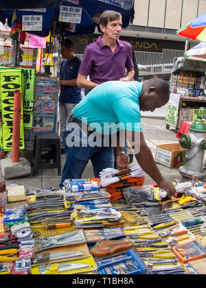 CALI, COLOMBIE - Février, 2019 : magasin de matériel de rue au centre-ville de Cali Banque D'Images