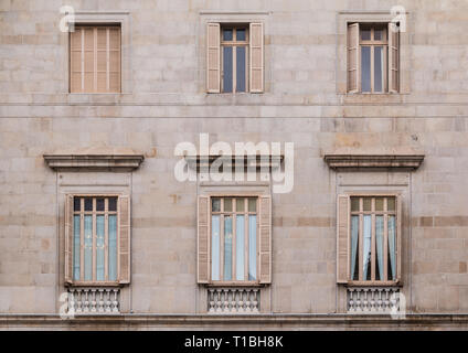 Plusieurs fenêtres dans une rangée sur la façade de l'édifice historique urbain Vue avant, Barcelone, Espagne Banque D'Images