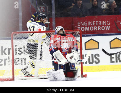 LINKÖPING 20180203 målvakt Linköpings nr 30 HV71 deppar Jacob Johansson:s nr 10 Martin Thörnberg jublar sous matchen i SHL mellan Linköpings HC-HV71 Saab j'arena. Foto Jeppe Gustafsson Banque D'Images