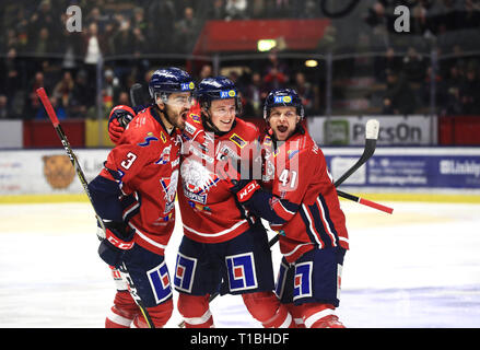 LINKÖPING 20180203 Linköpings nr 24 Olle Lycksell gjorde mål sous matchen je SHL mellan Linköpings HC-HV71 Saab j'arena. Här tillsammans med nr 3 Almen Bibic och nr 41 Chad Billins. Foto Jeppe Gustafsson Banque D'Images