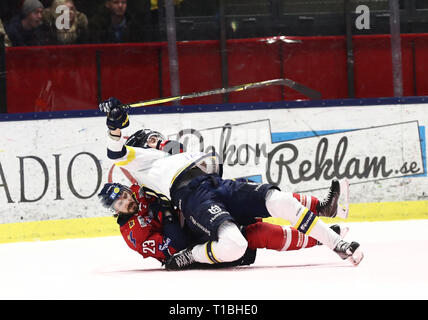 LINKÖPING 20180203 Linköpings nr 23 Nicklas Persson och HV:s nr 9 Ejdsell sous matchen Victor i SHL mellan Linköpings HC-HV71 Saab j'arena. Foto Jeppe Gustafsson Banque D'Images